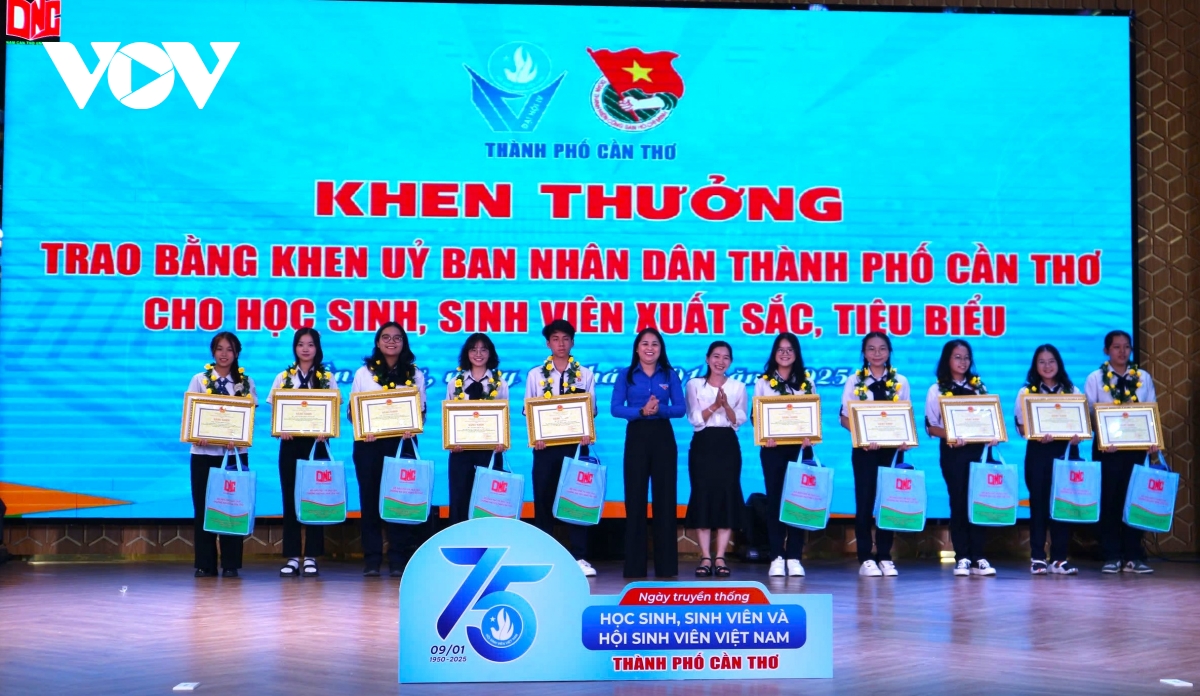 Cần Thơ: Trao phần thưởng đặc biệt cho nhiều học sinh, sinh viên